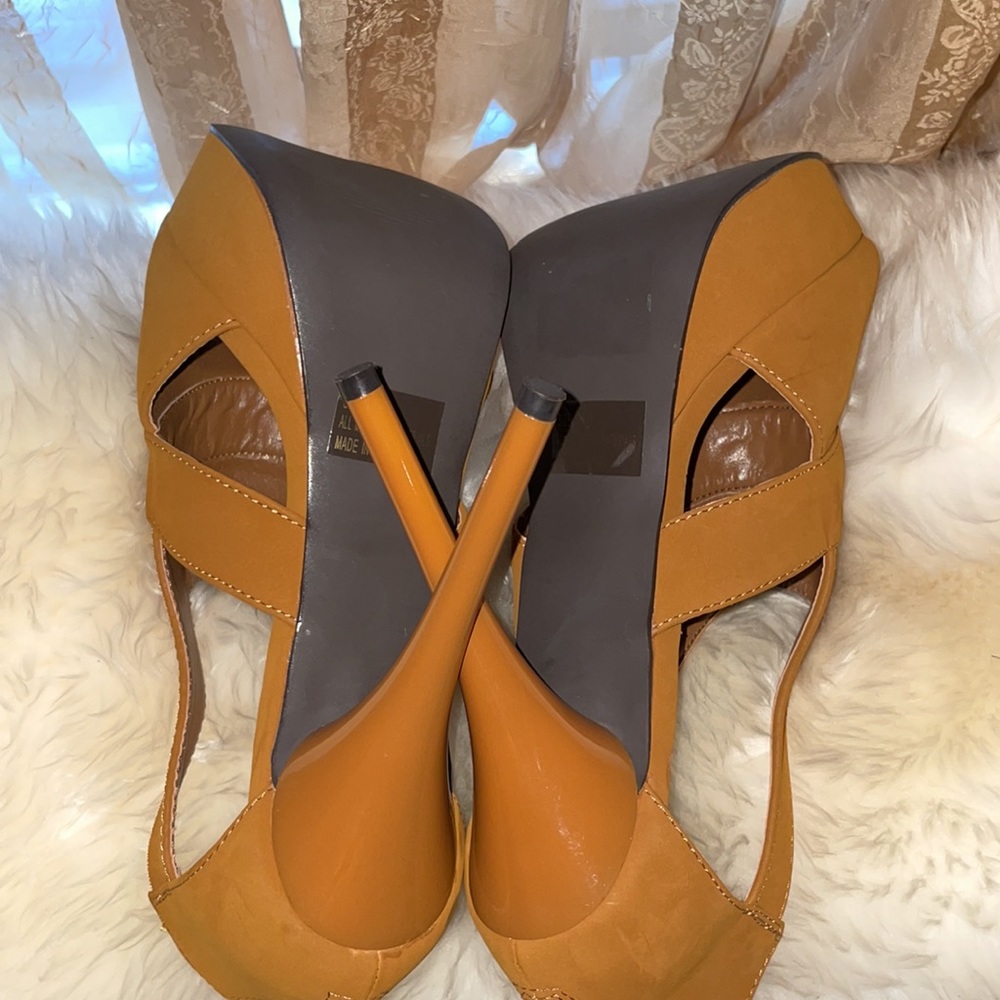 Tan heels - Picture 5 of 6